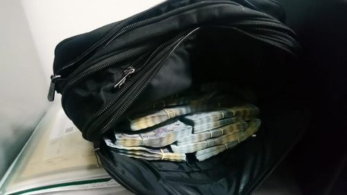 Captură record în Portul Constanţa Sud: 4,8 milioane de bancnote contrafăcute descoperite de Poliţia Română şi Autoritatea Vamală Română / Valoarea însumată a bancnotelor false depăşea 960 de milioane de euro