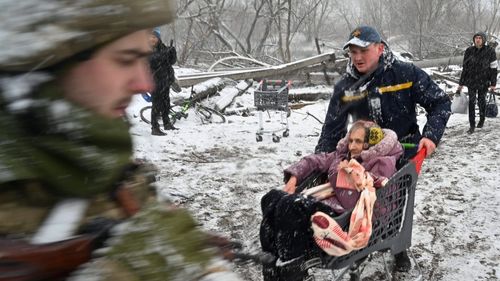FOTOGALERIE Cum arată evacuarea civililor din orașul Irpin, bombardat masiv de armata rusă / Condițiile grele prin care trebuie să treacă ucrainenii pentru a părăsi orașul de la periferia Kievului