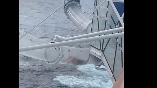 VIDEO O femeie a rămas prinsă într-un tobogan, pe o navă de croazieră, la peste 30 de metri deasupra mării