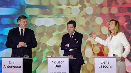 The Financial Times: Centriștii se luptă să oprească ascensiunea extremei drepte în România