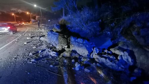 O alunecare de teren a blocat banda de circulație pe sensul Târgu Jiu - Râmnicu Vâlcea, fiind afectată zona orașului Horezu / Ce măsuri au dispus autoritățile