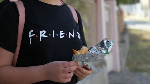 Primăria Sinaia plătește o excursie la București pentru 500 de elevi / Vor viziona două spectacole, se vor plimba prin Herăstrău și vor vizita Muzeul Simțurilor / Va fi oprită circulația în centrul oraşului pentru plecarea celor 11 autocare