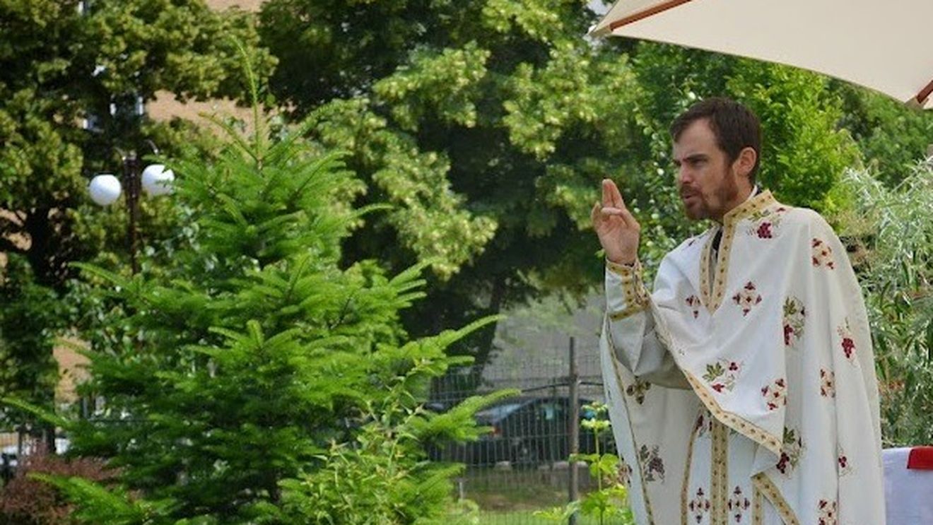 Propagandă violentă antivaccin la avizierul unei biserici din campusul studențesc Agronomie, cu zeci de informații false. Preot: ”Nu am ce explicații să vă dau. Eu dorm foarte bine. Nu mă bazez pe buna credință a lui Arafat”