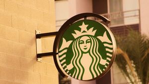 Starbucks a publicat o declarație în care clarifică politica companiei după ce un angajat a „refuzat” cererea unui client de a scrie numele lui Charlie Kirk pe paharul său.
