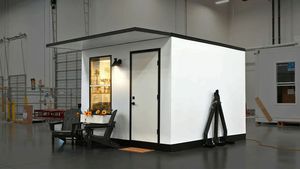 Baby Box este o casă mică pliabilă pe roți care poate fi instalată de o singură persoană în 60 de minute, fără unelte