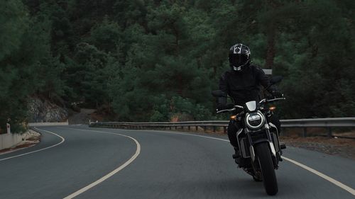 Președintele Iohannis trimite la reexaminare legea care permite posesorilor de permise categoria B să conducă și motociclete cu transmisie automată de maximum 125 cm3 / Ce obiecții a formulat șeful statului