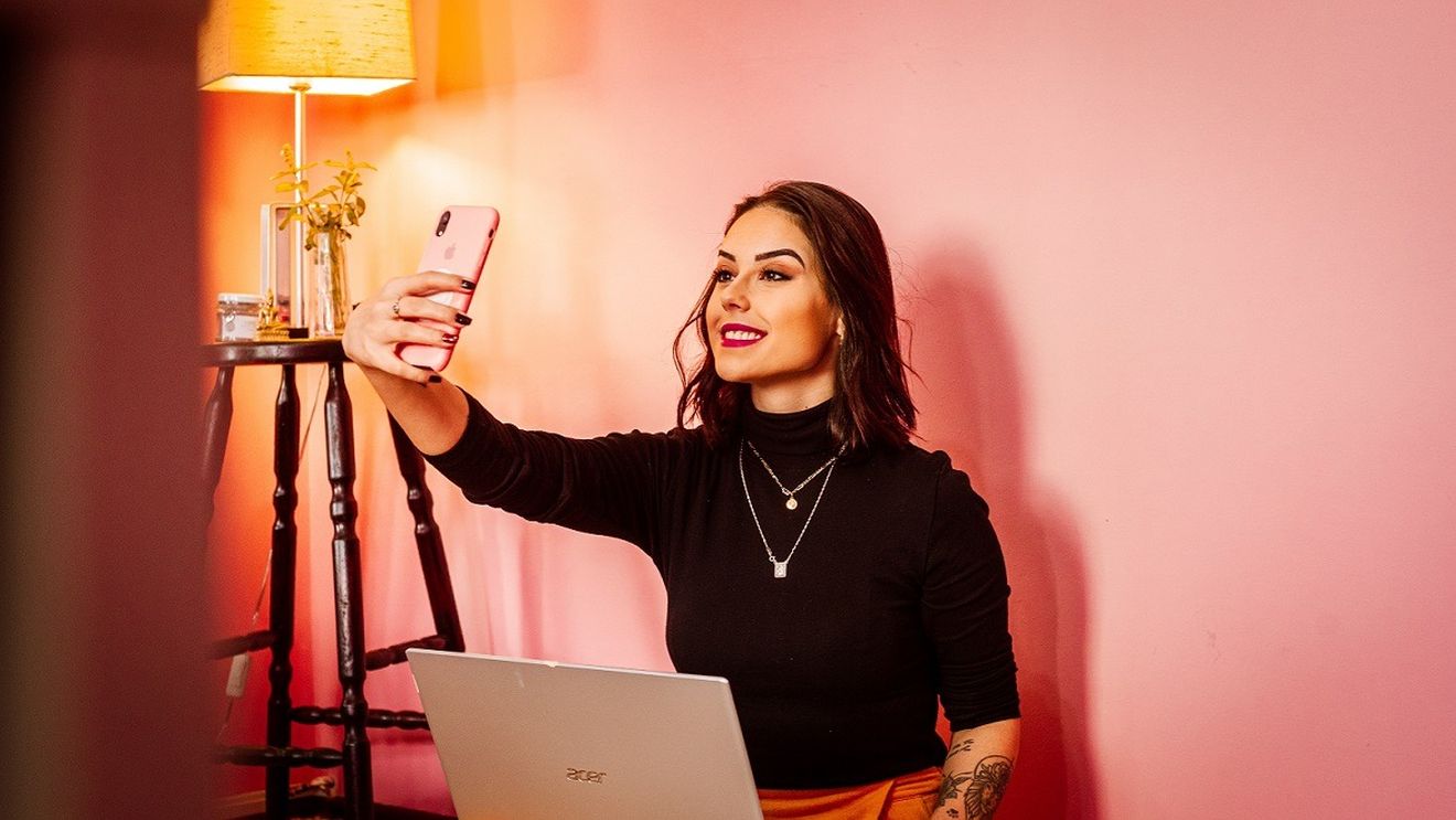 Influencerele create de inteligența artificială fură munca celor reale