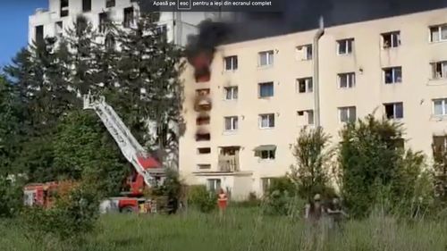 VIDEO Brașov: Peste 50 de persoane dintr-un bloc de pe strada 13 Decembrie, evacuate în urma izbucnirii unui incendiu într-un apartament