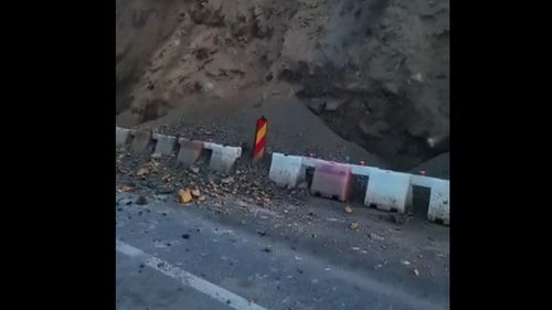 VIDEO Traficul a fost din nou oprit pe centura orașului Călimănești, din Vâlcea, după ce ploile abundente au dus din nou la căderea pietrelor de pe versanți