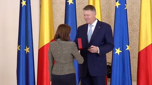 DOCUMENT Iohannis a decorat-o pe Daniela Vișoianu, controversata consilieră de la Ministerul Educației. Ea are contracte în derulare cu ministerul și Cumpănașu. Legăturile cu băieții deștepți din energie