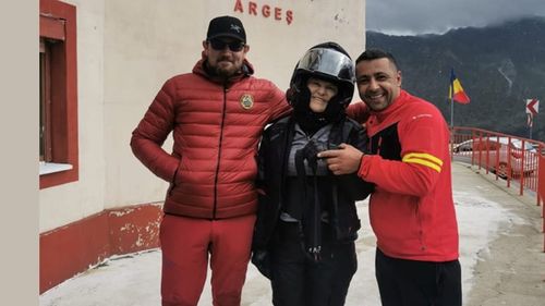 Salvamontiștii argeșeni au returnat o borsetă cu câteva mii de euro unei motocicliste din Israel / ”Dar și când este un dram de noroc... borseta putea să nu cadă fix în fața bazei Salvamont”
