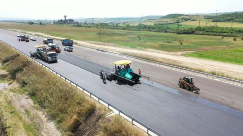 Ministrul Cătălin Drulă: Se toarnă ultimul strat de asfalt pe lotul 2 al Autostrăzii Sebeș-Turda. Lucrările, 90% finalizate