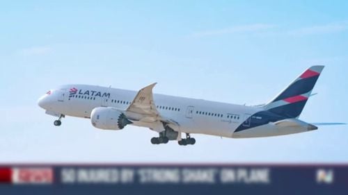 Avionul care a fost la un pas de prăbușire a căzut brusc după ce o stewardesă a apăsat din greșeală un buton