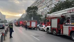 Incendiu cu degajări mari de fum la o clădire dezafectată din Sectorul 2 al Capitalei / Pompierii intervin cu mai multe autospeciale