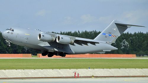 Un avion militar aduce în această noapte 100.000 de combinezoane de protecție din Coreea de Sud/ Costurile zborului sunt suportate de Statele Unite.