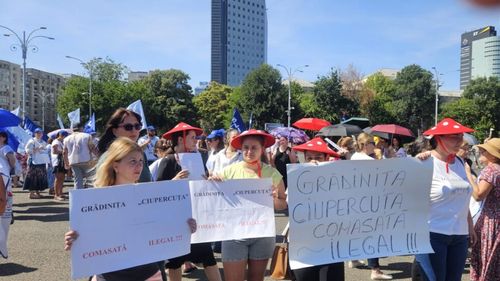 VIDEO Noi proteste ale sindicatelor din educație în Piața Victoriei / Manifestanții scandează „Demisia” și fac apel la susținere