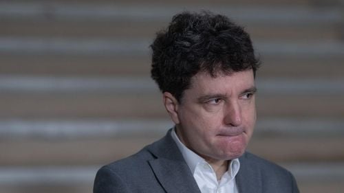 VIDEO Nicușor Dan spunea în campania electorală pentru Primăria Capitalei din 2012 că rezolvă problema câinilor comunitari și ar fi semnat un angajament că demisionează din funcția de primar general dacă în primele 6 luni de mandat nu sunt strânși „în totalitate” câinii de pe străzi