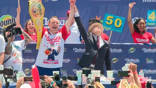 76 de hot dogs devorați în 10 minute/ Joey Chestnut câștigă pentru a 14-a oară în ultimii 15 ani celebrul concurs din SUA