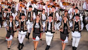 Dansatori din nouă ţări, prezenţi la ediţia a IX-a a festivalului de folclor "Hora din străbuni" de la Vaslui