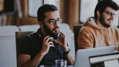 Unul din doi tineri din România vrea să înceapă un business, însă nu știe cum să pornească și îi lipsește educația de business