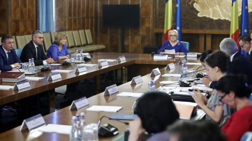 ANALIZĂ: Educația mai are o lună până când începe școala. Nu are ministru și nu va avea ghiozdan cu rechizite, tabletă sau clasă nouă