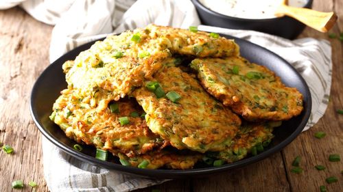 Din dovlecei și alte trei ingrediente ies niște chiftele care pot concura oricând cu cele din carne / Merg gătite în tigaie, în air fryer sau la cuptor