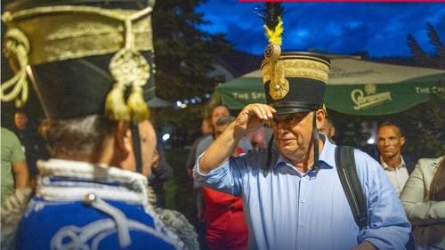 VIDEO Viktor Orban, primit la Băile Tușnad cu o șapcă de husar / Întâlnire cu Marcel Ciolacu la București