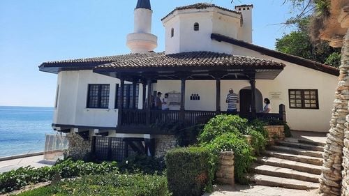 Expoziţie la Palatul Reginei Maria de la Balcic, din 16 iulie - Picturi de Jean Al. Steriadi, Nicolae Dărăscu, Eustaţiu Stoenescu, Iosif Iser, Theodor Pallady, fotografii ale reginei, o acuarelă realizată de aceasta şi o invitaţie la botezul său