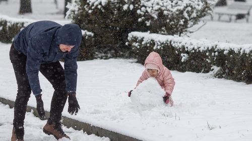 Luni, 6 februarie, începe vacanța “mobilă” de o săptămână pentru elevii și copiii de grădiniță din județele Ilfov și Suceava / Vremea în țară va fi rece – prognoză de la ANM
