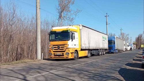 Cozi de peste 6 kilometri la vama Sculeni /  TIR-urile așteaptă 4-5 zile să poată trece granița / ”Cozile se tot fac pentru că nu este fluidizare la trafic”
