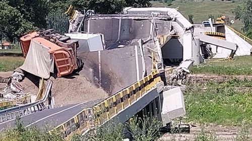 BREAKING VIDEO S-a prăbușit un pod din județul Neamț, ”garantat” în urmă cu 6 luni de baronul PSD Ionel Arsene. Un șofer este rănit. Podul a fost reabilitat de firma unui fost consilier PSD