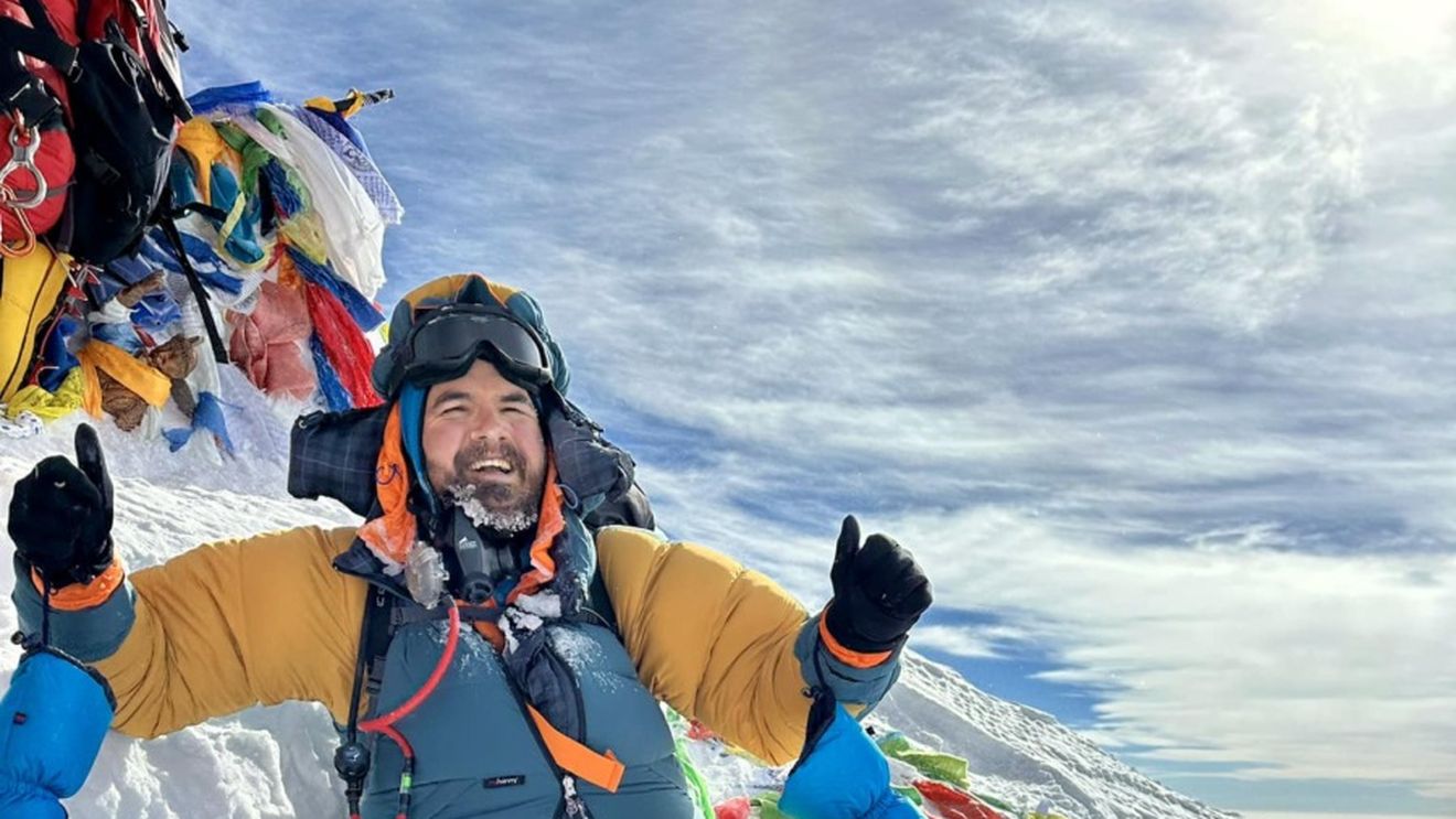 Alpinistul hunedorean Adrian Ahriţculesei a cucerit vârful Everest / A urcat în varianta sport, în care şi-a transportat singur materialele necesare şi mâncarea, mai sus de tabăra de bază