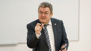 Rectorul Universității București, Marian Preda, explică motivele reale ale tentativei de desființare a Universității din Cahul: Ministrul Educației din Republica Moldova, Dan Perciun, recompensează un coleg de partid