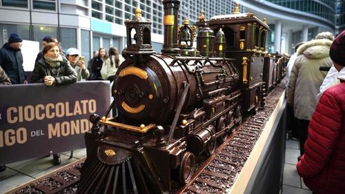 Willy Wonka ar aproba. La Milano și-a făcut apariția Winter Games Express, cel mai lung tren de ciocolată din lume, în avanpremiera Jocurilor olimpice de iarnă Milano-Cortina 2026