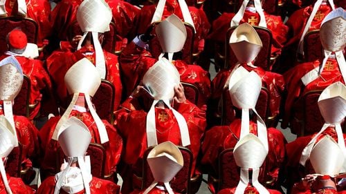 Viitorul papă se va confrunta cu "un punct de cotitură complex în Istorie", susţine decanul Colegiului Cardinalilor