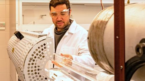 Un cercetător moldovean dezvoltă panouri fotovoltaice transparente, mai subțiri decât firul de păr