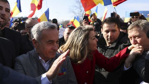 VIDEO Circa 3.000 de suporteri ai lui Călin Georgescu și AUR au manifestat în Parcul Tineretului din București. Georgescu, înconjurat permanent de gărzi de corp