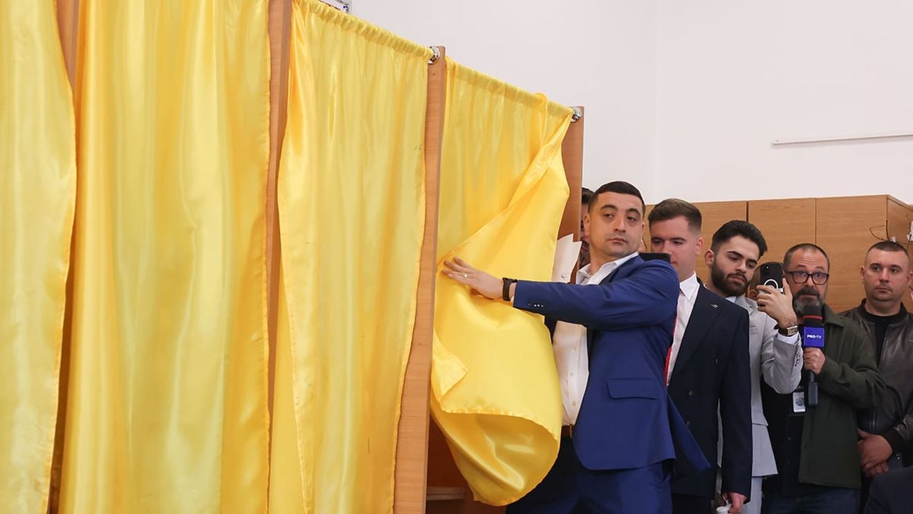 UPDATE VIDEO George Simion a venit cu Călin Georgescu la vot, însoțiți de Cristela Georgescu și bodyguarzi / Simion, surprins când îi șoptește lui Georgescu să facă declarații afară, pentru că au fost înștiințați că nu au voie în secția de votare