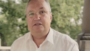 Ciucă, despre planul anunţat de Becali pentru intrarea lui George Simion în turul doi la prezidenţiale, cu Marcel Ciolacu: Când este vorba de ceea ce spune Gigi Becali, să îl credem şi să îi dăm dreptate, pentru că este un om foarte credincios