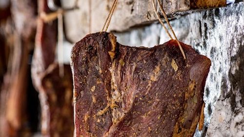 ”Salinate de Turda”, al treisprezecelea produs românesc recunoscut şi înregistrat la nivel european / Este o carne afumată şi uscată, obţinută prin sărare umedă / Se face în Turda şi mai multe comune din judeţul Cluj