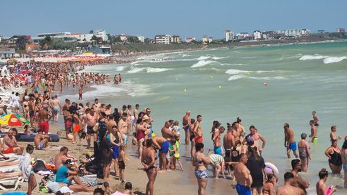 Apel al autorităţilor către turişti, în urma tragediei de la Mamaia, unde trei persoane s-au înecat: Vă îndemnăm să vă informaţi cu privire la condiţiile de înot, să alegeţi zonele desemnate şi să ascultaţi mereu sfaturile salvamarilor