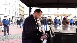 VIDEO În Piața Libertății, timișorenii l-au putut asculta pe primarul Dominic Fritz interpretând la pian „Deșteaptă-te române”