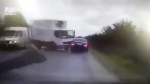 VIDEO Momentul coliziunii dintre mașina președintelui Moldovei și un camion: cum a fost răsturnată limuzina Mercedes a lui Igor Dodon