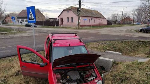 Un tânăr a fost rănit după ce a furat o maşină, fără a avea permis de conducere, şi a intrat cu ea într-un şanţ