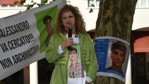 O italiancă își caută fiul dispărut acum 4 ani printre oamenii fără adăpost din București / Un om al străzii susține că l-a văzut: "A fost cu mine să strângem sticle de plastic"