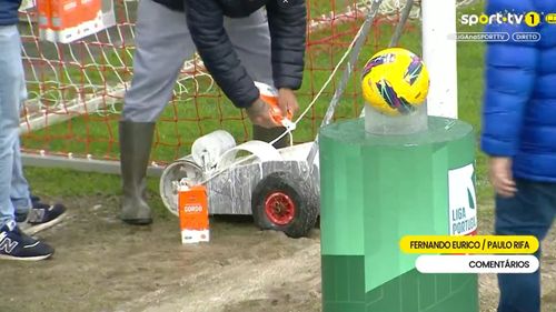 VIDEO Laptele salvator: O echipă din liga a doua portugheză a folosit cutii cu lapte pentru a trasa liniile de pe teren