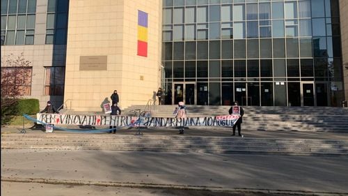 Dosarul "10 august": Tribunalul București a amânat până pe 22 ianuarie dezbaterea cererii DIICOT de redeschidere a anchetei împotriva foștilor șefi ai Jandarmeriei / Protest pe treptele instanței