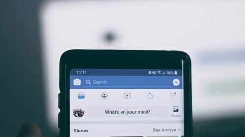 Algoritmul care recomandă videoclipuri pe Facebook va folosi inteligenţă artificială pentru ”a încerca să facă recomandări mai bune”