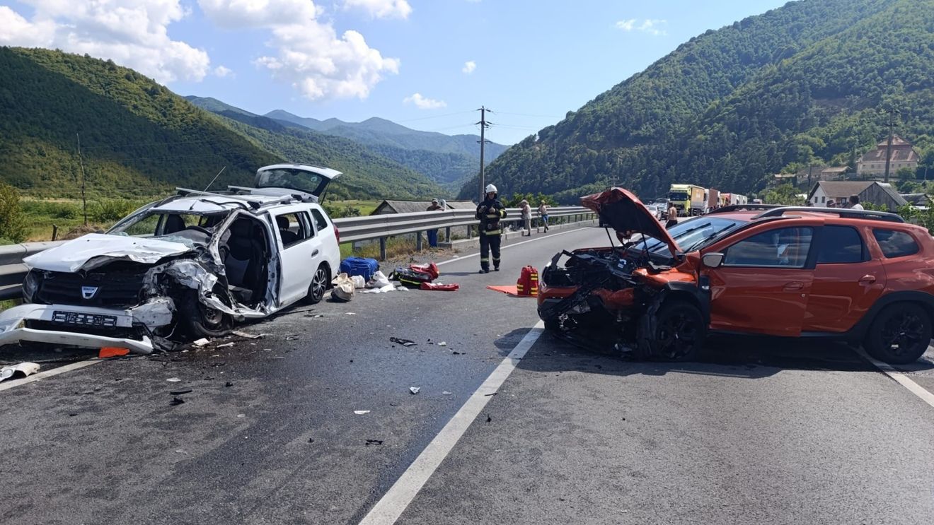 Trafic blocat pe Valea Oltului, la Boiţa / Șase persoane transportate la UPU Sibiu