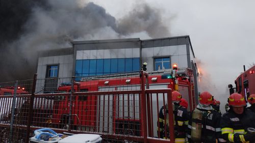 Incendiu puternic la un depozit din Voluntari, pe 2000 mp. / Intervin 16 autospeciale pentru stingerea flăcărilor / A fost emis mesaj RO-Alert